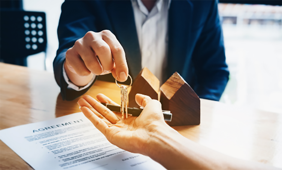 Relator handing over keys